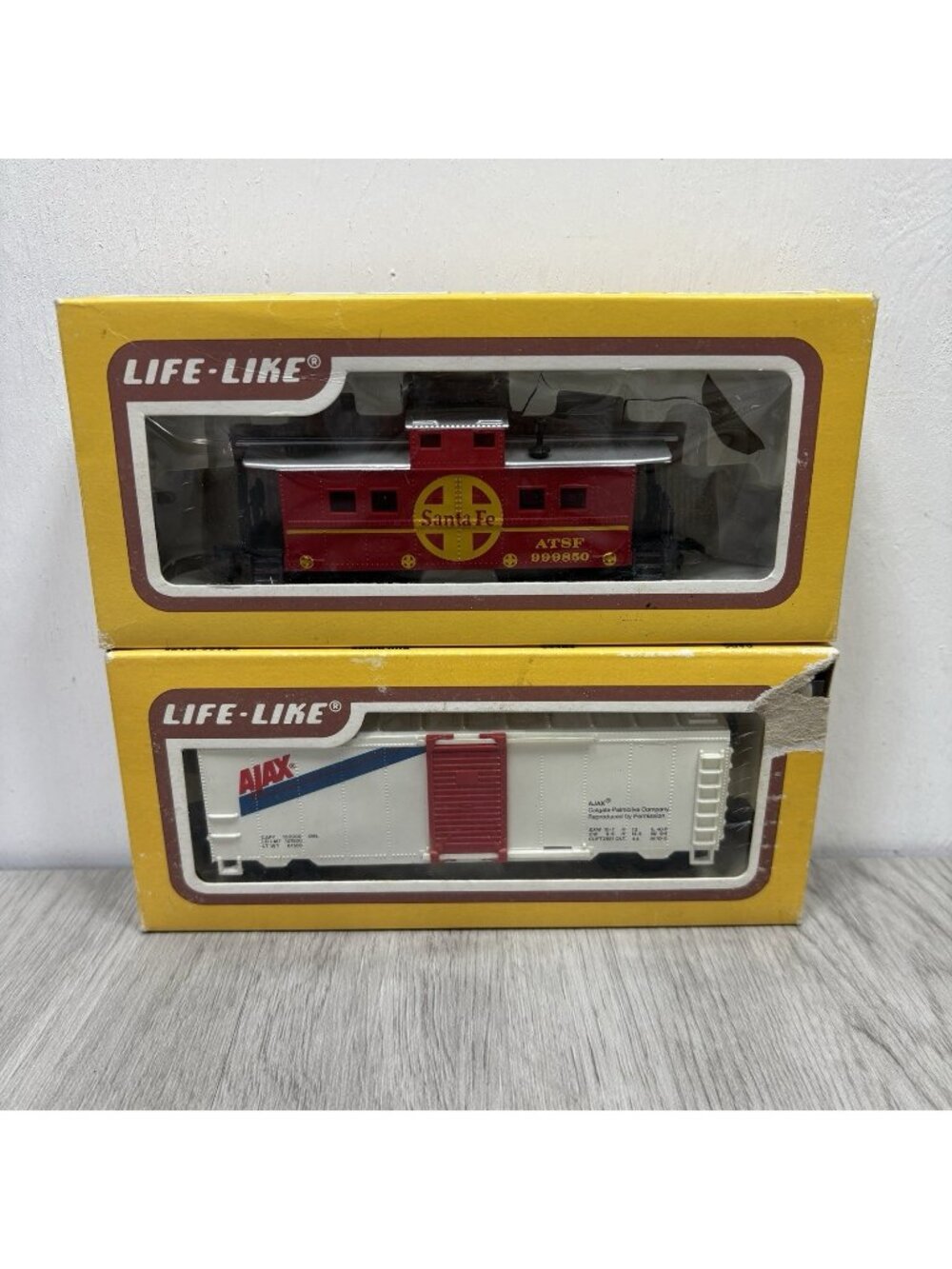 Life-like 8466 40' Box Car Ajax and Santa Fe Caboose 8542